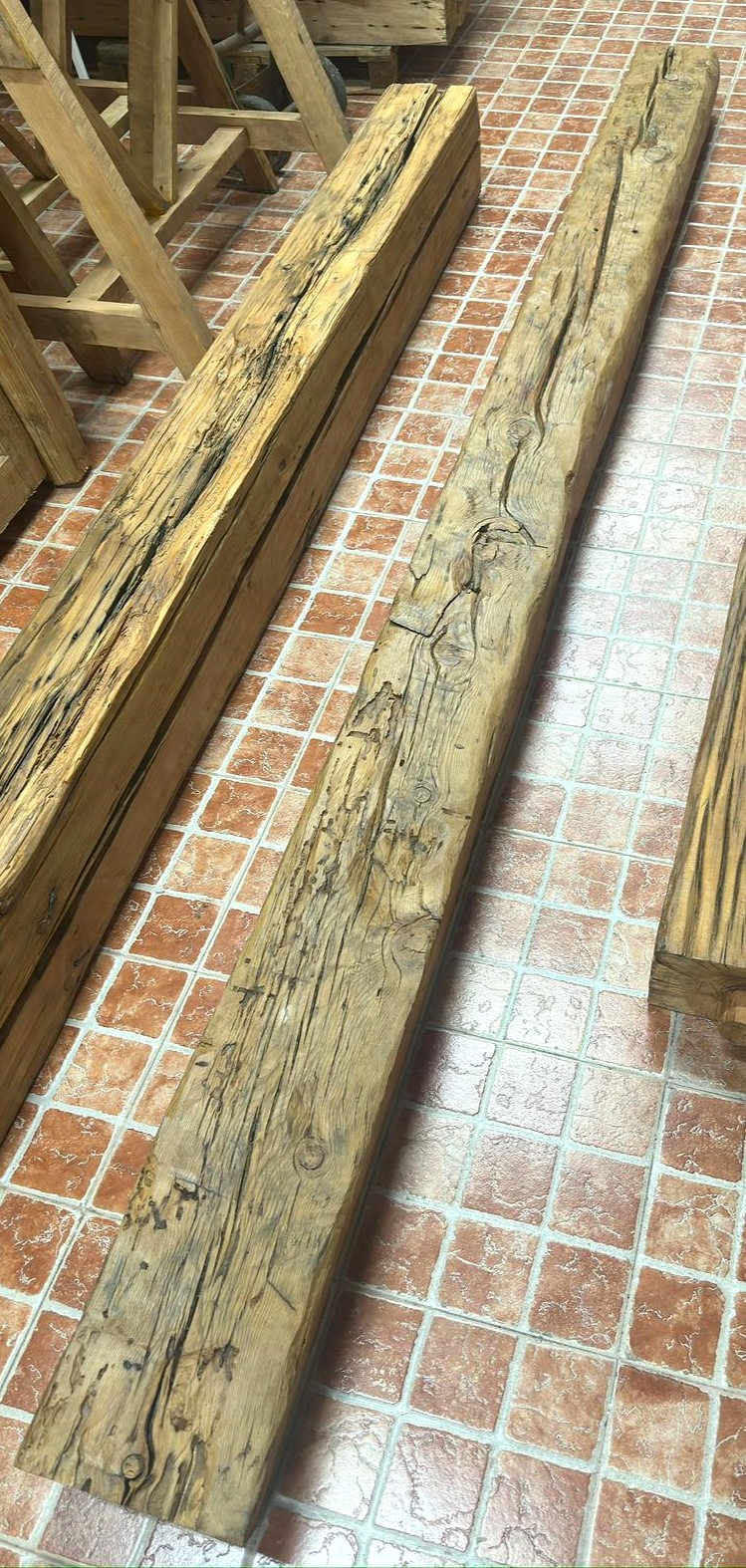 Viga de madera antigua restaurada - Imagen 4