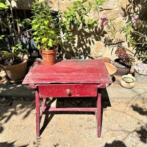Mesa tocinera de madera antigua color rojo
