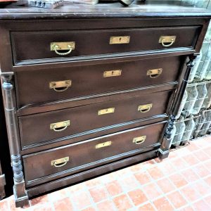 Cómoda de madera antigua