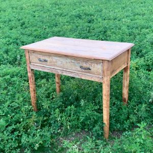 Mesa antigua de madera con cajón